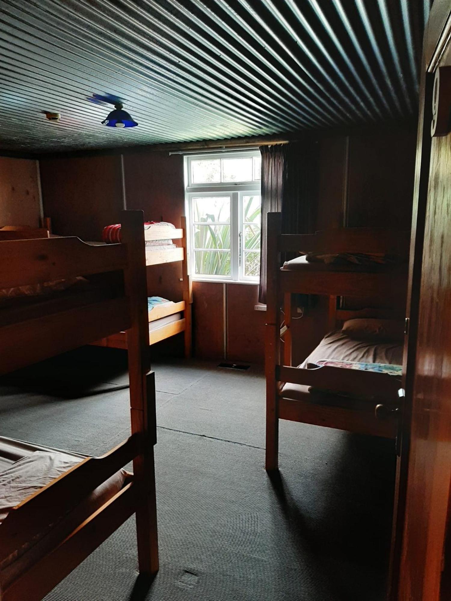 เดอะ ครอสซิง แบ็คแพคเกอร์ส Hostel Erua ภายนอก รูปภาพ