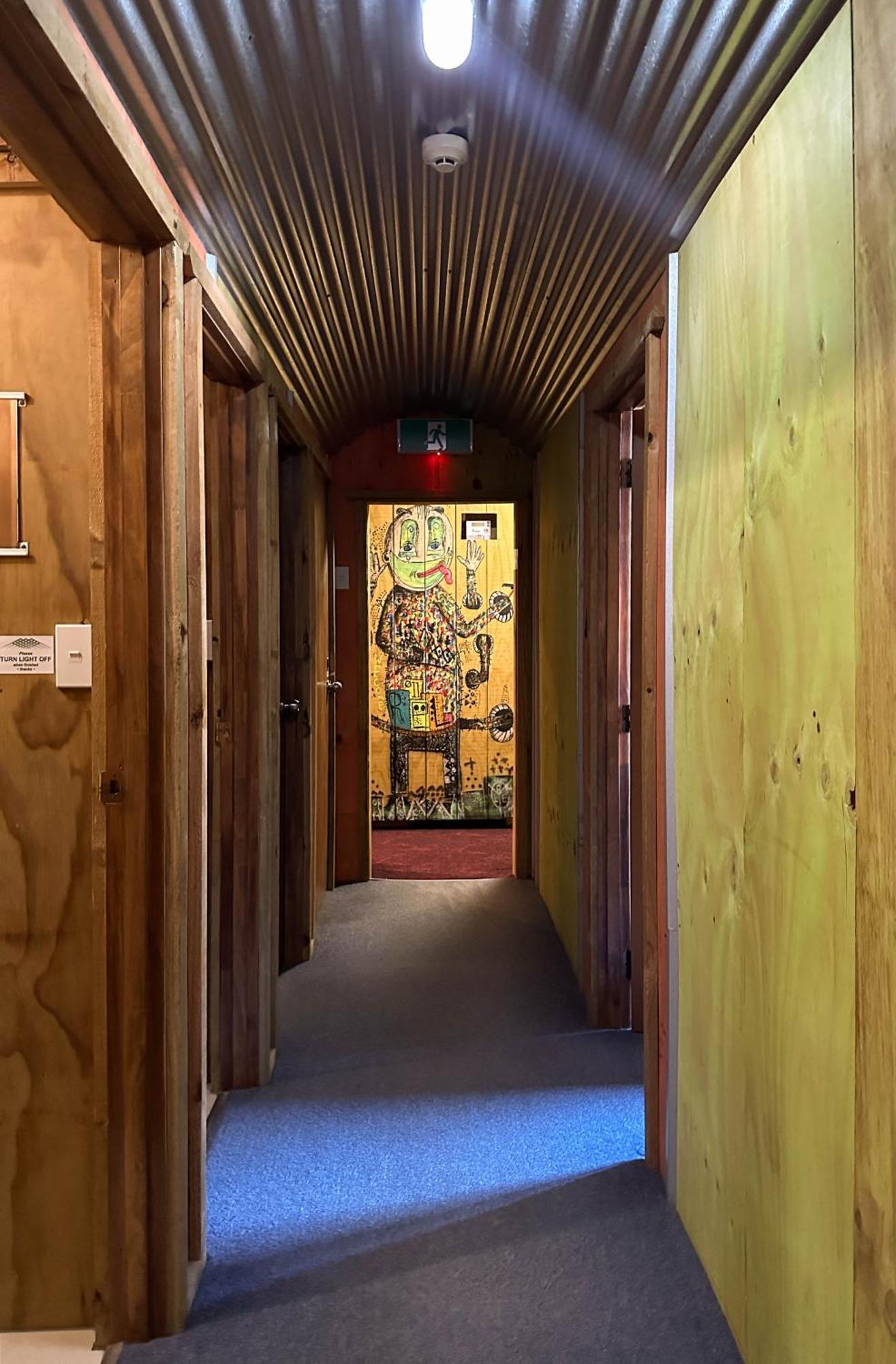 เดอะ ครอสซิง แบ็คแพคเกอร์ส Hostel Erua ภายนอก รูปภาพ